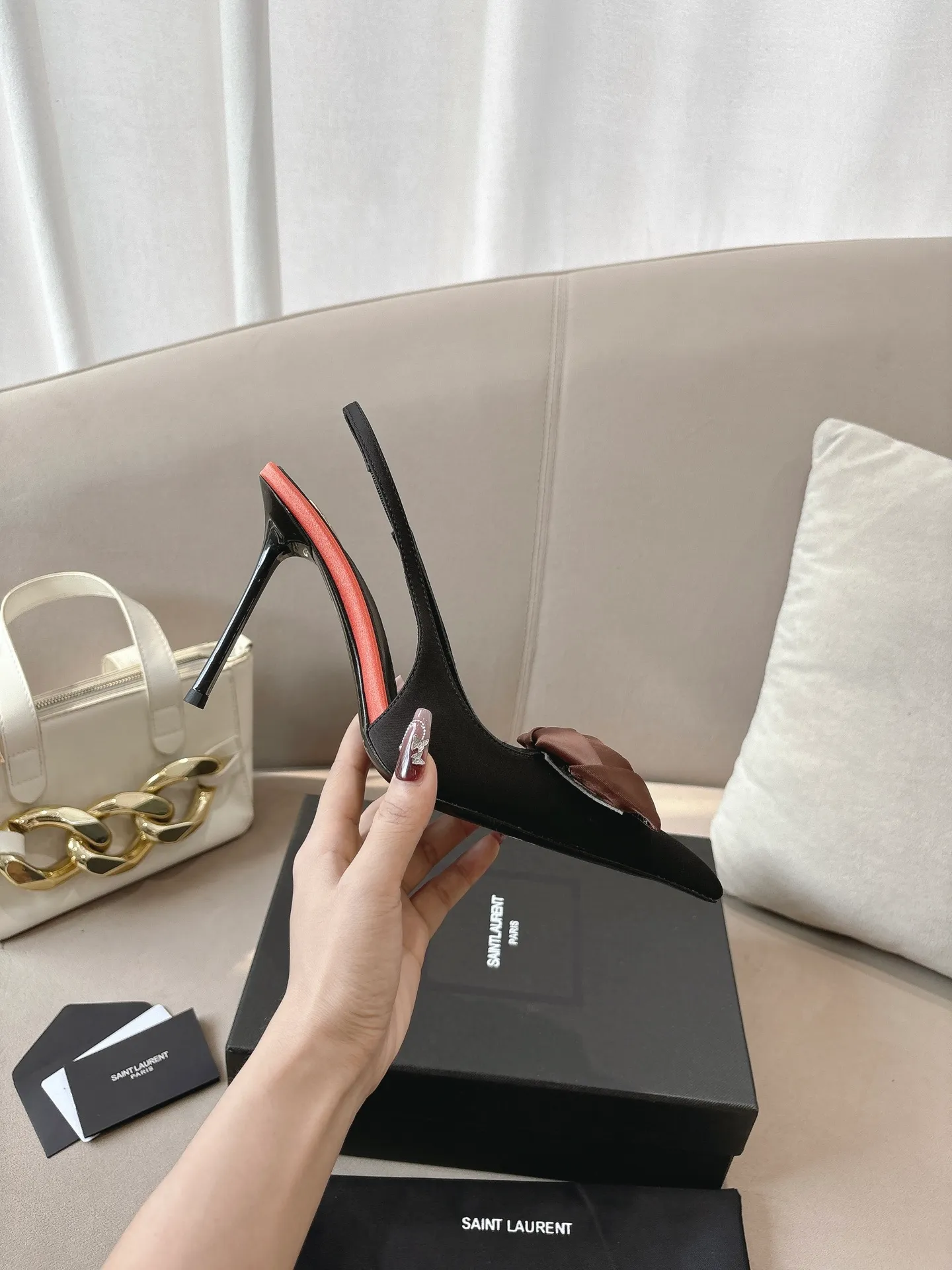 👟👟Ex-factory price 680👟👟 Saint Laurent ysl 25ss/autumn and winter ready-to-wear flower series catwalk style high heels. The toe and contrasting color design make the final effect quite impressive. The different colors are also very beautiful. Straight heels, curved heels, with flowers, and without flowers can be selected. Only YSL understands women’s hearts best and does not accept refutation. It is a super invincible feminine artifact, a must-have for women (z-brand full-body customization, own molded hardware accessories, perfect consistency) ✔ Upper: imported cow patent leather ✔ Inner lining: imported 🐑 goat leather ✔ Sole: imported genuine leather outsole ✔ Heel height: 10.5cm ✔ Size: 36-39 (40, 41, 42 can be customized and non-returnable) Flower style (full set of packaging)